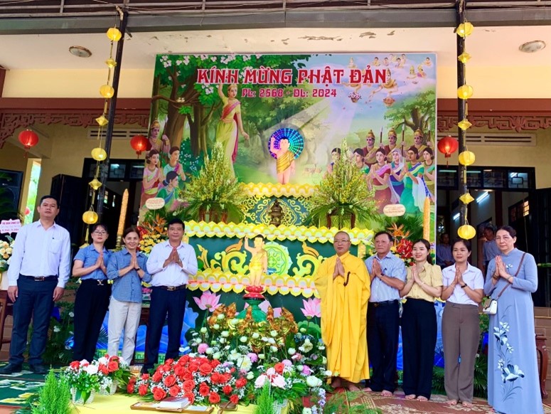 Đảng ủy, HĐND, UBND, UBMTTQ và các đoàn thể phường Tân Tiến chúc mừng Đại lễ Phật đản năm 2024
